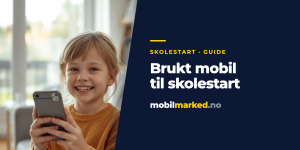 Smilende skolebarn i gul genser holder en brukt mobil hjemme, ryggsekk ved siden av – skolestart-guide fra Mobilmarked